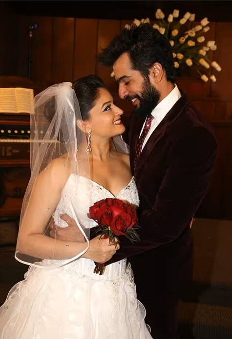 साल 2011 में इन्होंने करीबी दोस्तों और परिवार के बीच शादी रचा ली. साल 2017 में इस कपल ने दो बच्चों- खुशी और राजवीर को गोद लिया. अगस्त 2019 में कपल के घर बेटी तारा का जन्म हुआ.