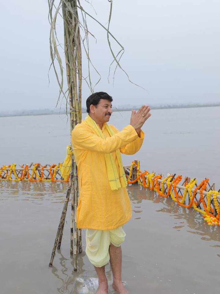 मनोज तिवारी को घाट किनारे युमना नदी को प्रणाम करते हुए देखा गया.