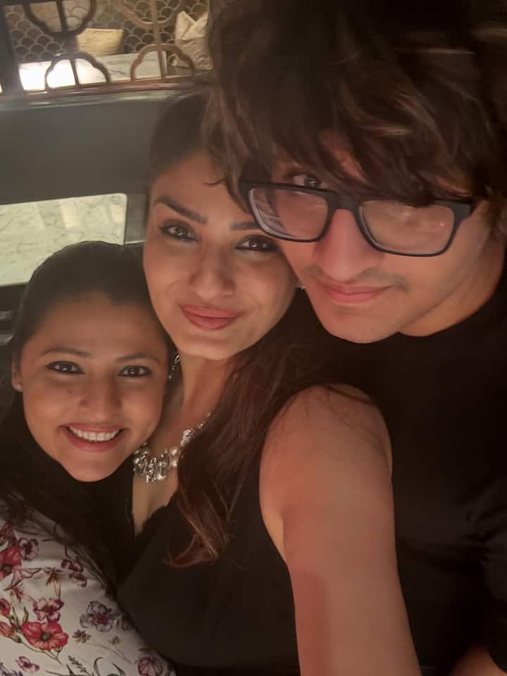 इसके अलावा उन्होंने एक ब्लैक आउटफिट कैरी किया. उन्होंने मिनिमल मेकअप के साथ लुक कैरी किया.