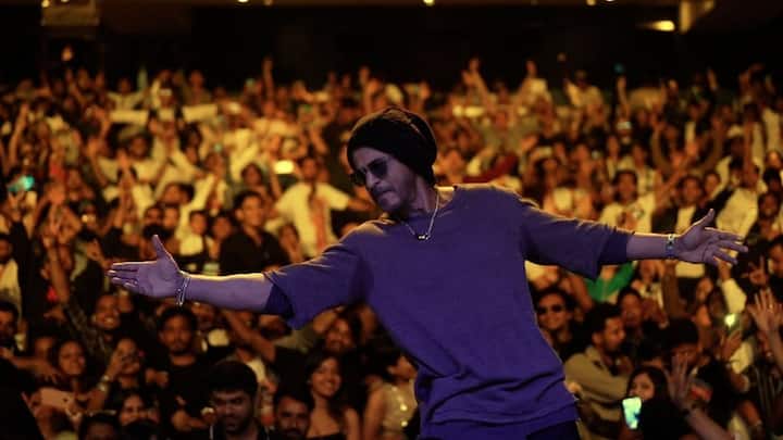 शाहरुख़ खान के 60वें जन्मदिन के मौके पर उनके फैंस के लिए एक खास तोहफा लाया जा रहा है, शाहरुख़ खान फिल्म फेस्टिवल. इस फेस्टिवल में दर्शक शाहरुख़ की सात आइकॉनिक फिल्मों को फिर से बड़े पर्दे पर देख सकेंगे. देश के कई शहरों के 75 थिएटर्स में मैं हूं ना, ओम शांति ओम, चेन्नई एक्सप्रेस, दिल से, देवदास, कभी हां कभी ना और जवान जैसी ब्लॉकबस्टर फिल्में दोबारा रिलीज होंगी. साथ ही प्रभास की बाहुबली: द एपिक को भी दोनों भागों को मिलाकर नए अंदाज़ में पेश किया जाएगा. यह फेस्टिवल शाहरुख़ के जन्मदिन को फैंस के लिए एक यादगार फिल्मी सेलिब्रेशन बना देगा.