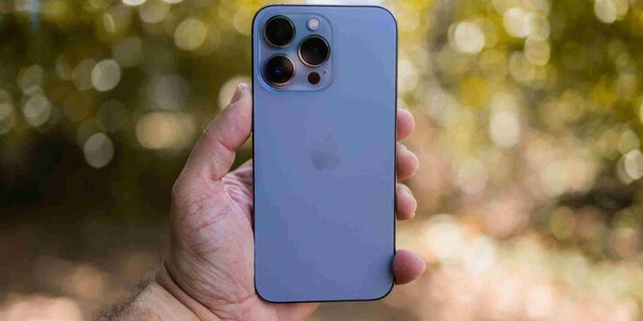 iMac के लॉन्च इवेंट में स्टीव जॉब्स ने बताया था कि इस प्रोडक्ट का नाम ‘iMac’ रखा गया है, जिसमें “i” का मतलब है Internet. यानी यह कंप्यूटर खास तौर पर इंटरनेट एक्सेस को आसान बनाने के लिए बनाया गया था. लेकिन जॉब्स ने सिर्फ “Internet” तक बात सीमित नहीं रखी. उन्होंने उस “i” के पांच और गहरे मतलब बताए जो आज तक Apple की फिलॉसफी को दर्शाते हैं.