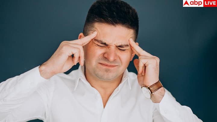 स्ट्रोक का असर सबसे पहले रेस्पिरेटरी सिस्टम पर दिख सकता है. अगर ब्रेन स्टेम प्रभावित हो तो सांस लेने की प्रोसेस अनियमित हो जाती है. कई मरीजों को स्लीप एपनिया की दिक्कत हो सकती है. वहीं, खाना निगलने में परेशानी के कारण फूड या लिक्विड फेफड़ों में चला जाता है जिससे इंफेक्शन का खतरा बढ़ जाता है.