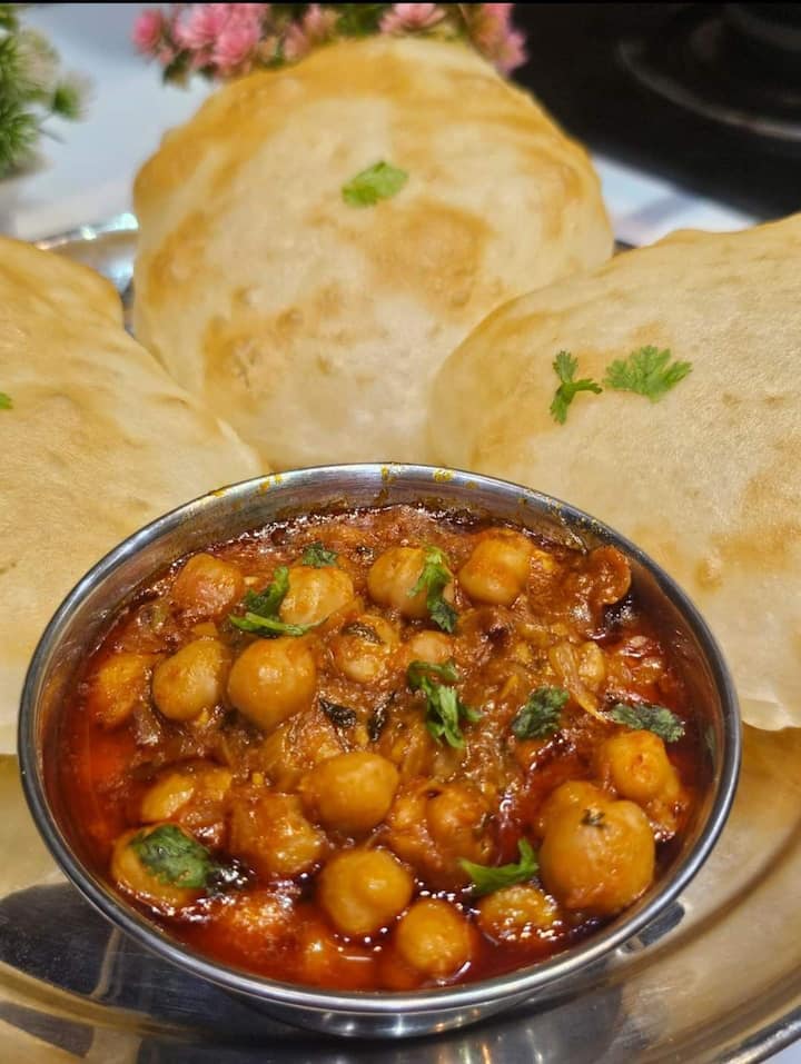 रात्री छोले भिजवताना त्यात थोडं चिंचेचं पाणी घातल्यास छोले दाट आणि रस्सादार होऊ शकतात.