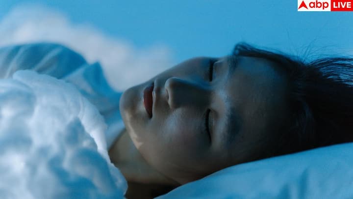 एक्सपर्ट्स का कहना है कि गहरी नींद पाने के लिए सबसे पहले नींद की बेसिक हाइजीन दुरुस्त करनी चाहिए. रात में कैफीन और शराब से दूरी बनाएं, सोने से पहले मोबाइल और टीवी से बचें और बेडरूम को ठंडा और अंधेरा रखें. साथ ही दिनभर का तनाव कम करने की कोशिश करें, क्योंकि मानसिक स्वास्थ्य सीधे नींद को प्रभावित करता है.