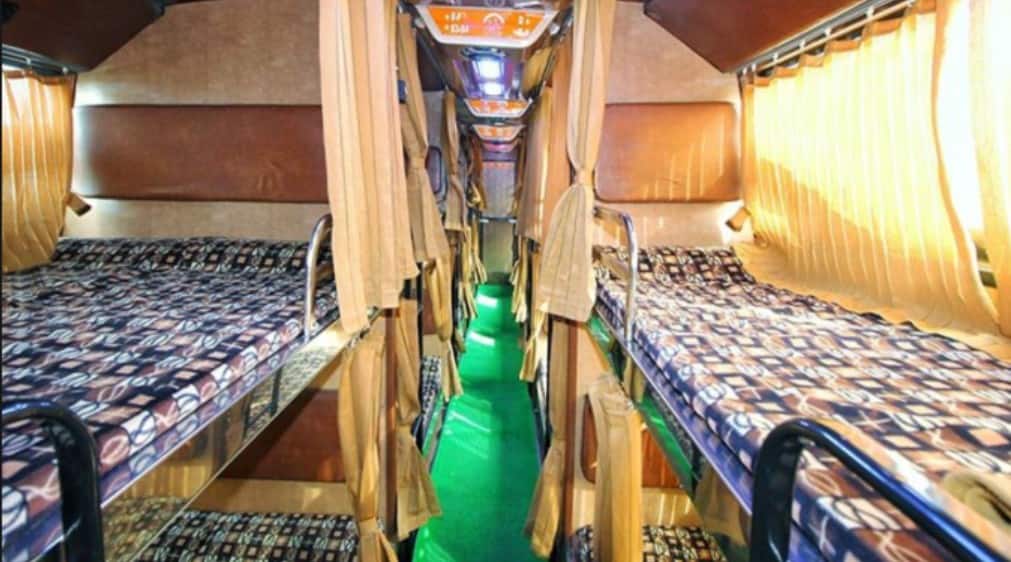 स्लीपर बसों में आवाजाही के लिए बहुत कम जगह होती है.