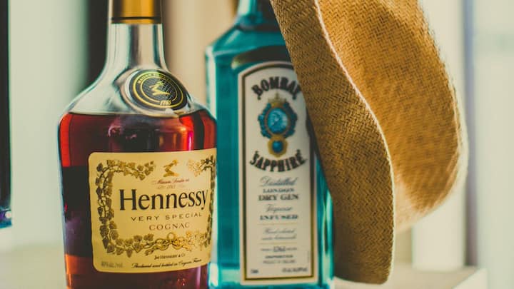 सस्ती शराब और खूबसूरत बीच मिलकर गोवा को पार्टी पैराडाइज बना देते हैं. दिल्ली या मुंबई जैसे शहरों में शराब पर कई तरह के टैक्स, सर्विस चार्ज और रिटेल मार्जिन जोड़ दिए जाते हैं, जिससे एक बोतल की असली कीमत दोगुनी हो जाती है.