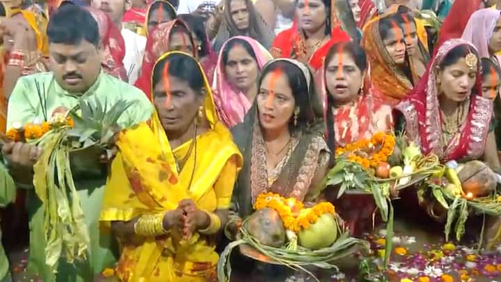 These pictures are from Noida, where Chhath festival has been celebrated with great pomp. Here too women were seen offering Arghya to the Sun in traditional style.