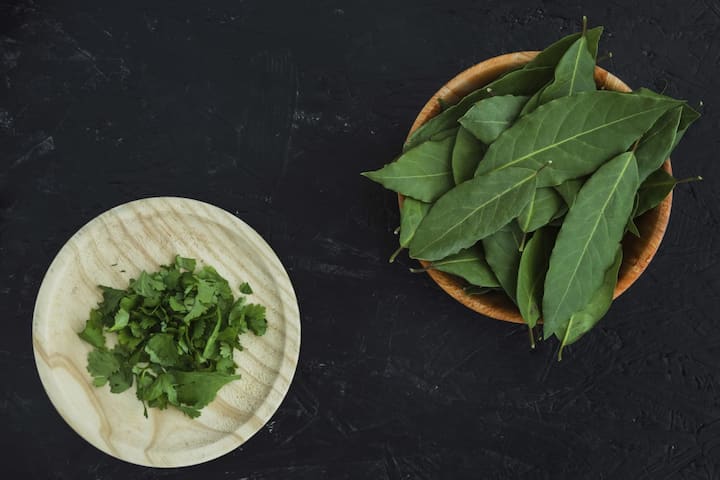 ऐसे में अगर आपके घर में ही इसका पौधा हो, तो आप रोज ताजे पत्ते तोड़कर खाना बना सकते हैं. अच्छी बात यह है कि करी पत्ता का पौधा लगाना बहुत आसान है और एक बार ठीक से लग जाए तो सालों तक चलता है.