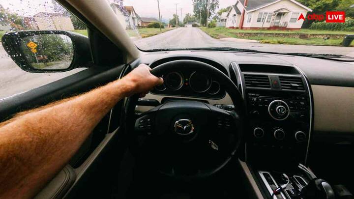 राइट साइड ड्राइविंग फ्रांस में 1792 में राइट साइड ड्राइविंग शुरू हुई. इसका मुख्य कारण था कि लोग अपने दायें हाथ से चाबुक और हथियार आसानी से चला सके. बाद में यूरोप और अमेरिका में यह चलन बढ़ गया.