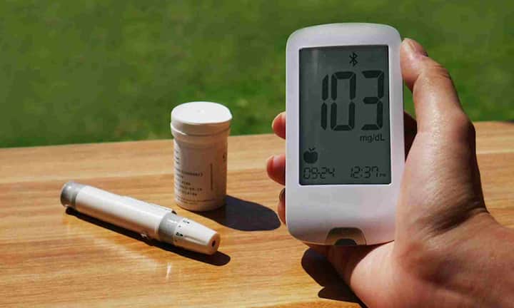 वहीं हाई ब्लड प्रेशर की वजह से माइक्रो वैस्कुलर एंजाइम भी हो सकता है. यह बीमारी दिल की छोटी ब्लड सेल्स को प्रभावित करती है, जिनमें ब्लड फ्लो कम हो जाता है. हाई बीपी से यह सेल सख्त हो जाती है और फैल नहीं पाती है, जिससे ऑक्सीजन की कमी होती है. इसमें भी छाती में दर्द और थकान जैसे लक्षण दिखाई देते हैं.