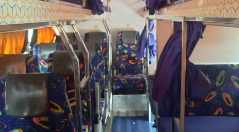 एक बस में इमरजेंसी एग्जिट की जगह सीट लगा दी गई. (फाइल फोटो)