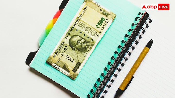 यह चमकदार तार चांदी से नहीं बना होता. यह एक खास पॉलिएस्टर आधारित पदार्थ होता है जिस पर धातु की परत होती है. इसी वजह से यह चमकदार और चांदी जैसा दिखता है.