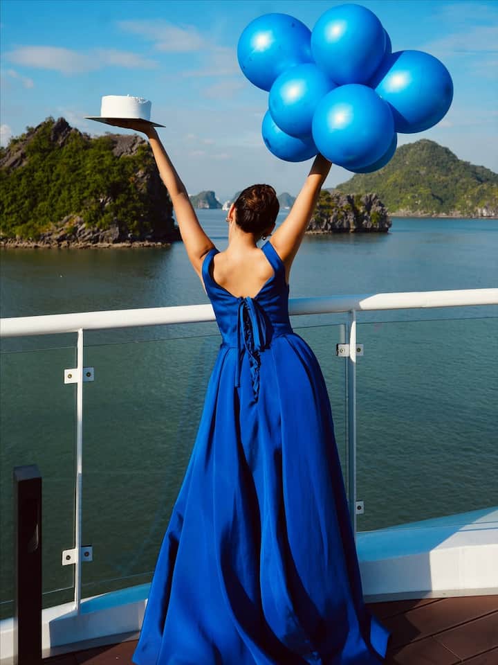 बीच समंदर अपने ब्लू ड्रेस को फ्लॉन्ट करते हुए महवश ने अपने कई पिक्चर्स शेयर किए हैं. एक हाथ में ब्लू बलूंस और दूसरे हाथ में केक लेकर हसीना ने कई अलग–अलग पोज दिए हैं. अपनी दिलकश अदाओं से उन्होंने एक बार फिर फैंस को अपना मुरीद बना लिया है.