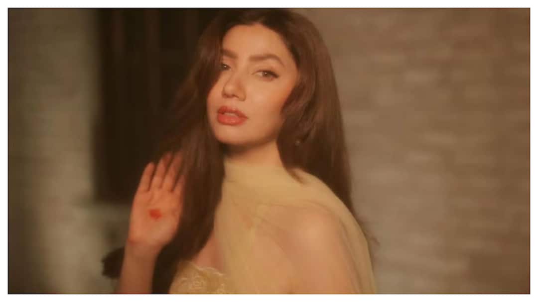 Mahira Khan Shuts Down Facelift Buzz, Says Makeup Experiment Led To Her ‘Snatched Look’ Mahira Khan Shuts Down Facelift Buzz, Says Makeup Experiment Led To Her ‘Snatched Look’