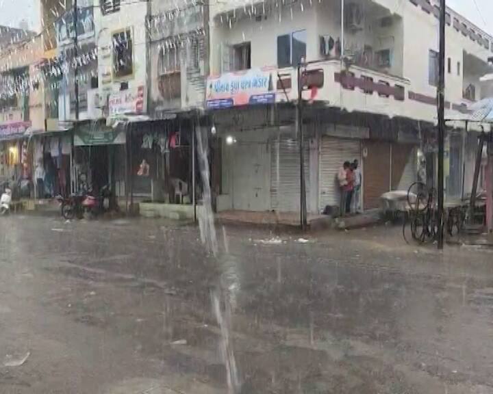 રાજકોટ શહેર અને ગ્રામ્ય વિસ્તારમાં પણ કમોસમી વરસાદ વરસ્યો હતો. રાજકોટના લોધીકા, પડધરી, ગોંડલ, કોટડા સાંગાણી સહિતના તાલુકાઓમાં વરસાદ નોંધાયો. ઉપલેટા શહેરના કાદિ વિસ્તાર, શાકમાર્કેટ, બસ સ્ટેન્ડ સહિતના વિસ્તારોમાં વરસાદી પાણી ભરાયા હતા, જ્યારે જેતપુર અને ધોરાજીના બજારો અને મુખ્ય માર્ગો પર પણ ધીમી ધારે વરસાદ વરસ્યો હતો. સુરેન્દ્રનગર જિલ્લામાં તો સતત ત્રીજા દિવસે વરસાદી માહોલ રહ્યો, જેમાં લીંબડી, ચોટીલા અને થાનગઢ તાલુકામાં કમોસમી વરસાદે ખેડૂતોની ચિંતામાં વધારો કર્યો છે.