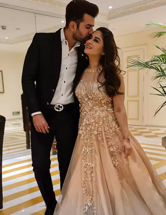 उस दौरान दोनों अपने दोस्तों के साथ आउटिंग पर थे. यहां से इनकी दोस्ती मजबूत हुई और फिर धीरे-धीरे प्यार में बदल गई.साल 2009 में नए साल की शाम जय ने माही को प्रपोज किया.