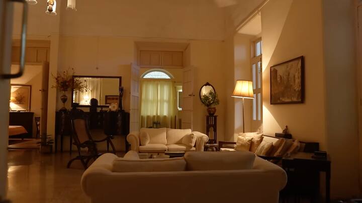 This house of Diana Penty is in Mumbai and its biggest specialty is that it is a heritage house, that is, it is more than 100 years old. Even today, a glimpse of the old times can be seen in this old house situated in the middle of the city. From its walls to its windows, a different vintage charm is visible everywhere.