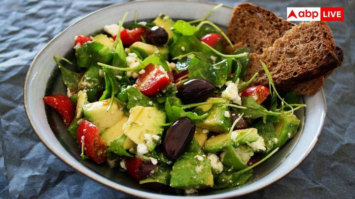 पेट लगातार एसिड का उत्पादन नहीं करता. एसिड सिर्फ तभी बनता है जब भोजन पेट में प्रवेश करता है.