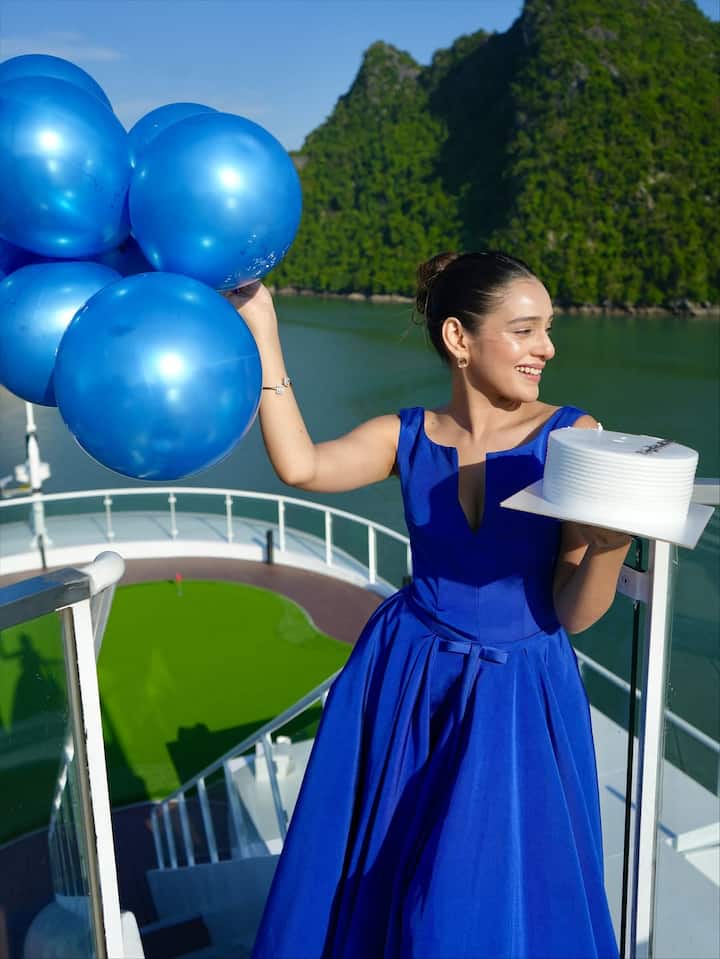 आरजे महवश ने 27 अक्टूबर को अपना जन्मदिन मनाया. हसीना अब 29 साल की हो चुकी हैं और अपने सोशल मीडिया हैंडल पर तस्वीरें पोस्ट करते हुए उन्होंने अपने फैंस के साथ ये खुशी शेयर की है. वायरल तस्वीरों में उनका ये अंदाज देख आप भी उनकी खूबसूरती के दीवाने हो जाएंगे.