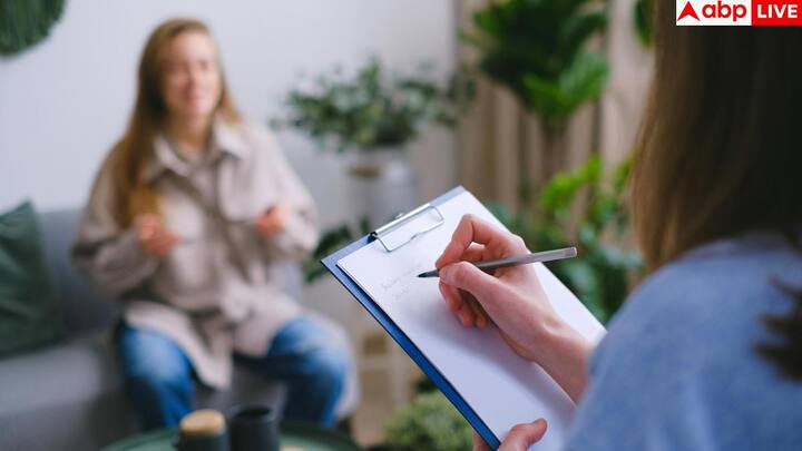 स्ट्रोक का असर रिलेशनशिप और पर्सनल लाइफ पर भी पड़ सकता है. कई मरीजों में फिजिकल रिलेशन की इच्छा कम हो जाती है, पुरुषों को इरेक्टाइल डिसफंक्शन और महिलाओं को ड्राईनेस की समस्या हो सकती है. डिप्रेशन और आत्मविश्वास की कमी भी रिश्तों को प्रभावित करती है. ऐसे में डॉक्टर से सलाह लेना और पार्टनर से ओपन बातचीत करना जरूरी है.