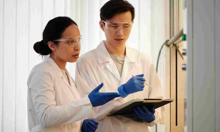 रूस एमबीबीएस की पढ़ाई के लिए भारतीय छात्रों की पहली पसंद है. यहां एमबीबीएस कोर्स की छह साल का होता है.रूस में कई पुरानी यूनिवर्सिटीज है जो इंग्लिश मीडियम में एमबीबीएस के पढ़ाई करवाती है. पढ़ाई के बाद छात्रों को भारत में इंटर्नशिप करनी पड़ती है, वहीं यहां एमबीबीएस की पढ़ाई का कुल खर्च लगभग 29 से 30 लाख रुपये आता है.