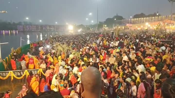 In the capital Lucknow, a huge crowd was seen on the ghats on Chhath festival, women were seen standing in the water all night waiting to offer Arghya to the rising sun.