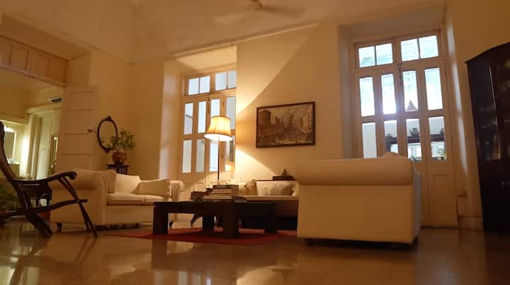 When Farah stepped into the living room of Diana's house, she could not stop herself and said, this is as big as the living area of Shahrukh Khan's Mannat! This response of Farah shows that Diana's house is really decorated in a royal style. Large halls, high ceilings and open space make this house even more luxurious.