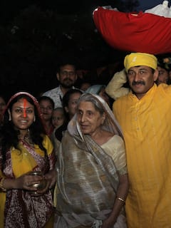 मनोज तिवारी की पत्नी ने दिल्ली की मुख्यमंत्री रेखा गुप्ता संग की छठ पूजा, यमुना में खड़े होकर दिया सूर्य को अर्घ्य