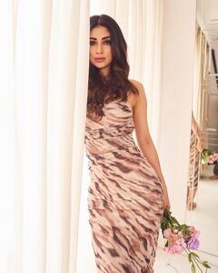 मौनी रॉय के रेस्टोरेंट में 410 रुपये में मिलता है गुलाब जामुन, जान लीजिए क्या है मेन्यू में किसका है कितना रेट