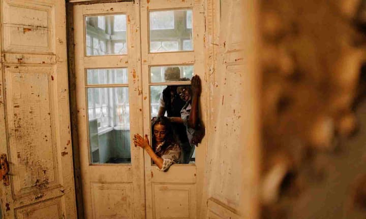 नीदरलैंड में हुई एक रिसर्च में बच्चों को एक वीडियो गेम खिलाया गया है, जिसमें डरावने माहौल में शांत रहने का पर उन्हें पॉजिटिव रिवॉर्ड मिलता है. इस रिसर्च का रिजल्ट यह रहा कि जो बच्चे डर को झेलना और खुद को शांत रखना सीख गए उनमें एंग्जायटी भी कम हो गई.