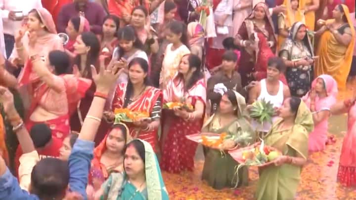 In Moradabad too, women were seen in large numbers throughout the night at the ghats built for Chhath festival.