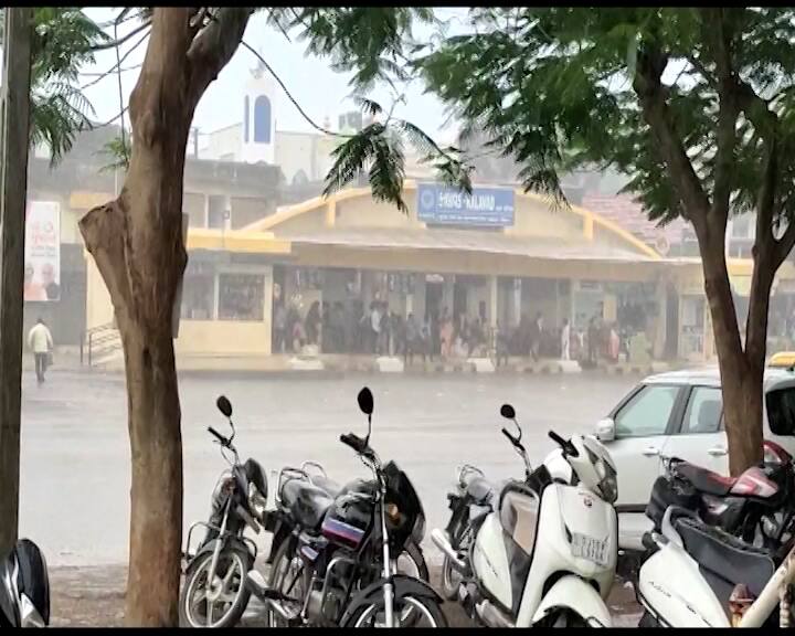 ભારે વરસાદના કારણે વેરાવળ - સોમનાથ બાયપાસ પરની ઝૂંપડપટ્ટીઓમાં પાણી ભરાઈ ગયા હતા, જેના પગલે તંત્ર દ્વારા 20 લોકોનું સફળતાપૂર્વક રેસ્ક્યુ કરવામાં આવ્યું હતું અને તેમને શાળામાં સુરક્ષિત સ્થળે સ્થળાંતરિત કરવામાં આવ્યા હતા. આ ઉપરાંત, જામનગર, જૂનાગઢ અને સુરેન્દ્રનગર જિલ્લાઓમાં પણ વરસાદી માહોલ જોવા મળ્યો. જામનગર જિલ્લાના કાલાવડ શહેર અને ગ્રામ્ય વિસ્તારોમાં બીજા દિવસે પણ વરસાદ ચાલુ રહ્યો હતો, જ્યારે જૂનાગઢ જિલ્લામાં સરેરાશ 1 થી 2.75 ઇંચ જેટલો વરસાદ નોંધાયો હતો.