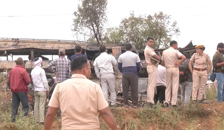 इस घटना के बाद मुख्यमंत्री भजनलाल शर्मा ने अधिकारियों से वार्ता कर घटना की जानकारी ली. उन्होंने शोक भी जताया है. सामान भी बस के ऊपर रखा हुआ था. इसमें गैस सिलेंडर और 4 पांच मोटरसाइकिल भी शामिल थे.