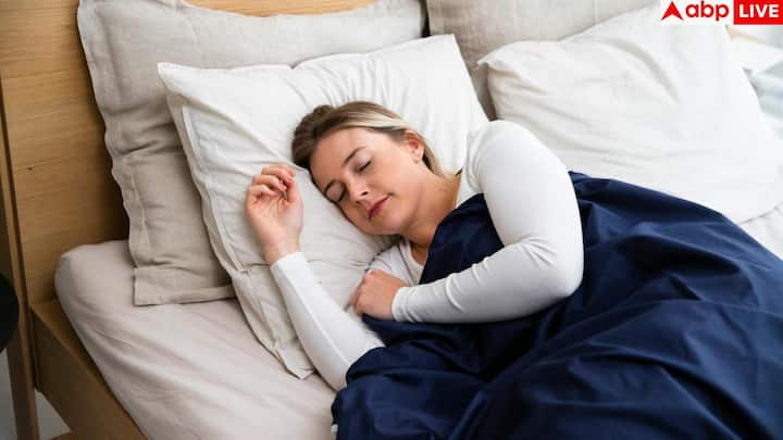 तो सवाल ये है कि अगर आपको गहरी नींद नहीं मिल रही, तो इसका पता कैसे चले? डॉक्टरों के मुताबिक, सुबह उठकर अगर लगे कि शरीर पर बोझ है, दिमाग सुस्त है या दिनभर स्टिमुलेंट्स पर निर्भर रहना पड़ रहा है, तो यह गहरी नींद की कमी का संकेत हो सकता है. इसके अलावा चिड़चिड़ापन, डिप्रेशन और लगातार थकान भी इसी ओर इशारा करते हैं.