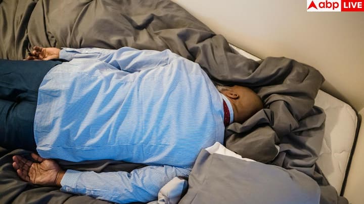 दूसरा उपाय है जल्दी सोने की आदत डालना. शरीर की बॉयोलॉजिकल क्लॉक सबसे ज्यादा डीप स्लीप रात की शुरुआत में देती है. यानी अगर आप देर से सोएंगे तो नींद का यह अहम हिस्सा कट जाएगा. इसलिए थकान महसूस होते ही सो जाना बेहतर है.