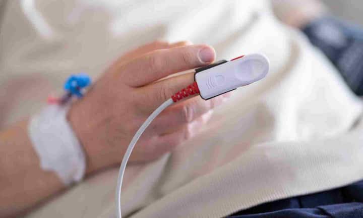 हाई ब्लड प्रेशर की वजह से हार्ट फेल्योर होना भी एक आम बीमारी माना जाता है. कई बार दिल की पंपिंग सामान्य दिखती है, लेकिन वह सही तरीके से भर नहीं पता है. हाई बीपी से दिल की दीवारें सख्त हो जाती है और ब्लड फ्लो कम हो जाता है. इस कंडीशन को HFpEF कहा जाता है.