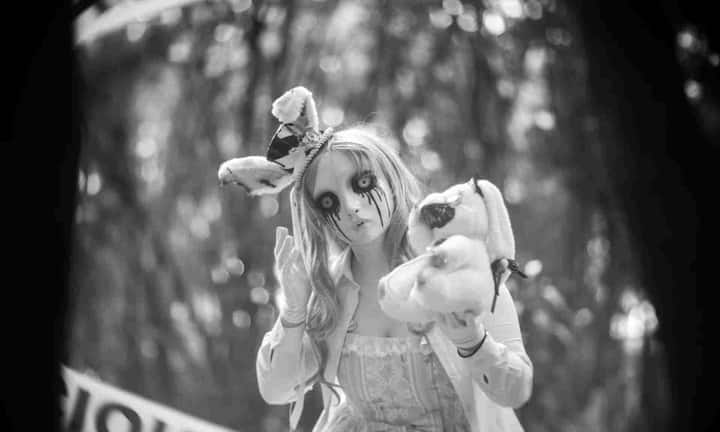 एक्सपर्ट्स का कहना है कि डर को कंट्रोल एनवायरमेंट में महसूस करना यानी फिल्म देखते वक्त हमारे मन को एक कॉग्निटिव एक्सरसाइज देता है. यह दिमाग को असल दुनिया की तनाव भरी कंडीशन से निपटने की ट्रेनिंग देता है.