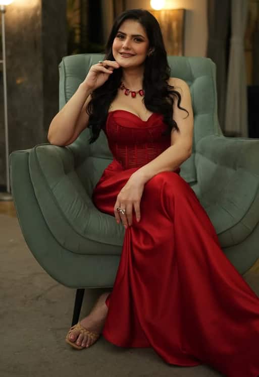 बॉलीवुड एक्ट्रेस जरीन खान को लेकर फिर चर्चा शुरू हो गई है. खबरें सामने आई थीं कि वो एक्टर रोहेद खान के साथ रिलेशनशिप में हैं, लेकिन सोशल मीडिया पर फैल रही ये बातें पूरी तरह सच नहीं हैं.