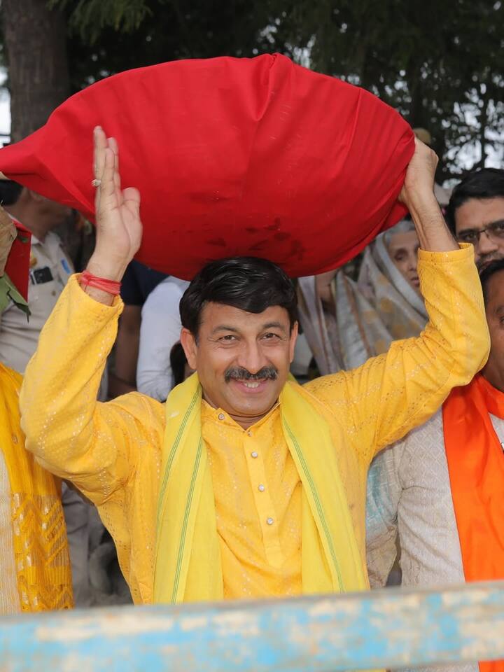 मनोज तिवारी को येलो कलर के धोती और कुर्ता में देखा गया.