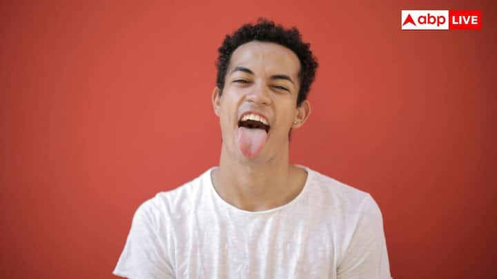 हर व्यक्ति की जीभ का आकार और सतह का पैटर्न कुछ जेनेटिक लक्षणों और पर्यावरणीय कारकों जैसे कि आहार और स्वास्थ्य स्थितियों से प्रभावित होता है. इसी वजह से हर जीभ की बनावट और आकर अलग होती है.