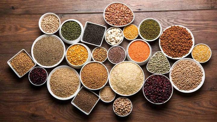 जर तुम्ही थोडीशी बोरिक पावडर लावून डब्यात भरल्यास किंवा डाळ आणि तांदळात कडुलिंबाची काही पाने ठेवली तर त्यात कीड लागत नाही.