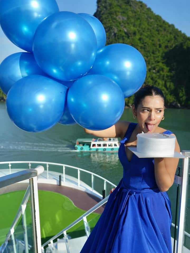 कैप्शन में उन्होंने आगे लिखा- 'मुझे बर्थडे पसंद नहीं है और इसलिए मैं अपना फोन स्विच ऑफ करके देश छोड़ कर कहीं और चली जाती हूं. ज्यादातर मैं अपना जन्मदिन अकेले या 1–2 लोगों के साथ ही सेलिब्रेट करती हूं.' इसके साथ ही आरजे महवश ने बताया कि इस साल का बर्थडे उनके लिए काफी स्पेशल रहा.