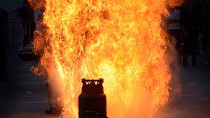 इसके लिए उपभोक्ता को किसी अलग फार्म को भरने या फीस देने की जरूरत नहीं होती. अगर किसी गैस सिलेंडर या पाइप लीक की वजह से हादसा हो जाता है. तो कंपनी बीमा के तहत नुकसान की भरपाई करती है. इसमें घर को हुए नुकसान से लेकर घायल व्यक्ति का इलाज और मौत की सिचुएशन में मुआवजा तक शामिल है.