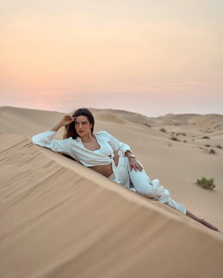 इस फोटो में रेगिस्तान में रेत पर लेटकर नताशा  स्टेनकोविक का सिजलिंग अवतार साफ नजर आ रहा है. वाकई इन तस्वीरों को देख कोई भी उनपर लट्टू हो जाएगा. तस्वीरें शेयर करने के महज कुछ ही मिनटों में नेटीजंस ने इस पोस्ट पर लाइक्स और कॉमेंट्स की बारिश कर दी है.