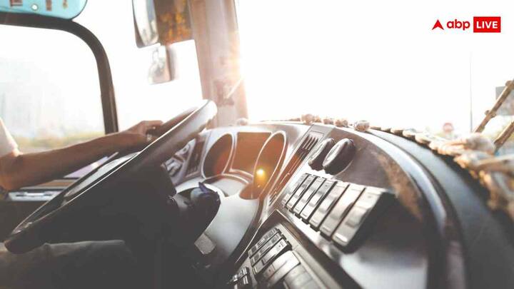 ड्राइवर सीट जहां गाड़ी लेफ्ट ओर चलती है, वहाँ ड्राइवर की सीट राइट ओर होती है. ऐसा इसलिए कि ड्राइवर सामने से आने वाली गाड़ियों को अच्छे से देख सके.वहीं, राइट साइड ड्राइविंग वाले देशों में ड्राइवर की सीट लेफ्ट ओर होती है.