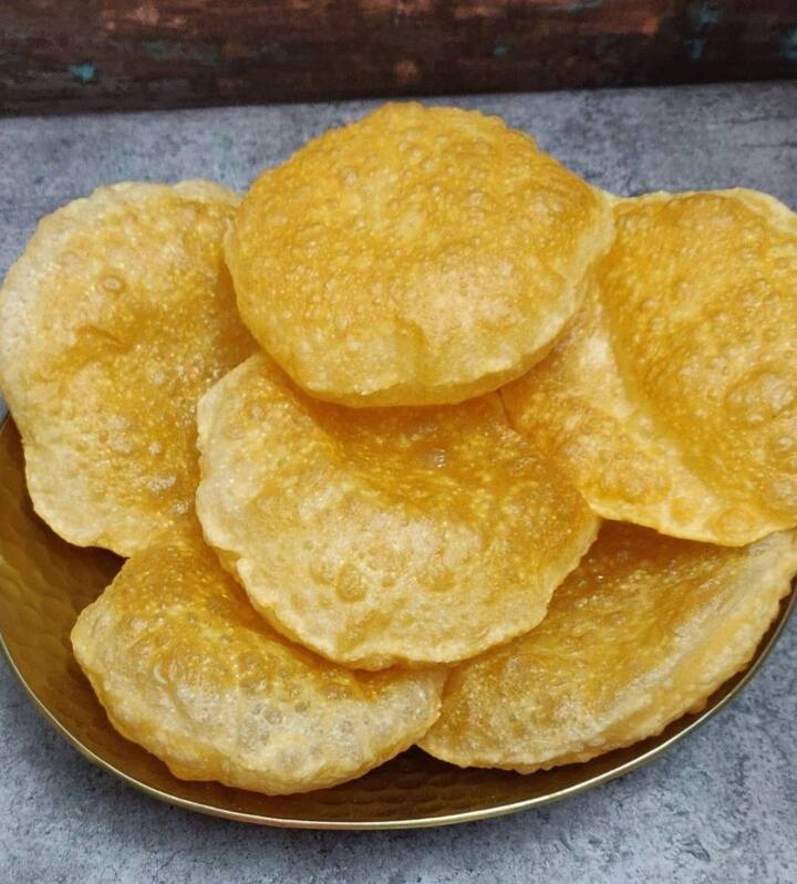 जर तुम्ही पुर्यांचं कणीक भिजवताना चिमूटभर त्यात साखर घातली तर पुऱ्या बराच वेळ फुगलेल्या आणि मऊ राहू शकतात.