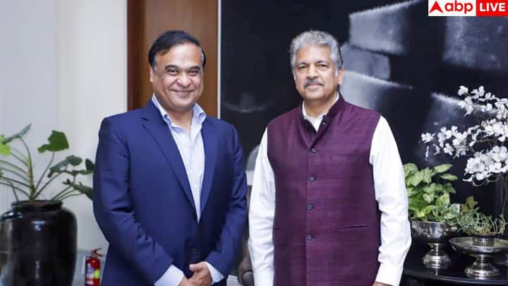 योग और स्ट्रेचिंग उनके रूटीन का वह हिस्सा है, जो उन्हें शरीर से लचीला और दिमाग से शांत रखता है. उम्र बढ़ने पर अक्सर बैलेंस और पोस्चर बिगड़ने लगता है, लेकिन योग की वजह से महिंद्रा आज भी फुर्तीले और संतुलित बने हुए हैं. साथ ही गहरी सांस और धीमी हरकतों से तनाव भी काफी कम हो जाता है.