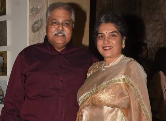 In the year 1970, Satish Shah met Madhu Shah for the first time at the CIPTA Film Festival. Madhu is a designer and Satish Shah liked her at first sight.