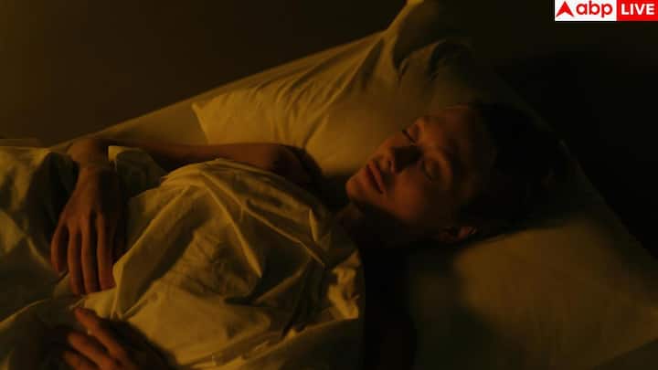 आखिर में, कुछ दवाइयां भी नींद पर असर डाल सकती हैं. ब्लड प्रेशर और माइग्रेन के लिए दी जाने वाली बीटा ब्लॉकर्स या कुछ एंटीडिप्रेसेंट्स गहरी नींद को कम कर सकती हैं. ऐसे में डॉक्टर से सलाह लेना जरूरी है.