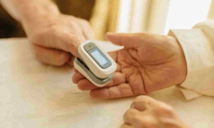 हाई ब्लड प्रेशर के कारण हार्ट अटैक भी आ सकता है. दरअसल हाई ब्लड प्रेशर से बनी प्लाक अचानक फटने पर खून का थक्का बन सकता है, जो ब्लड फ्लो रोक देता है. इससे दिल की मांसपेशियों में ऑक्सीजन की कमी होती है और कुछ ही मिनट में हार्ट अटैक हो सकता है.